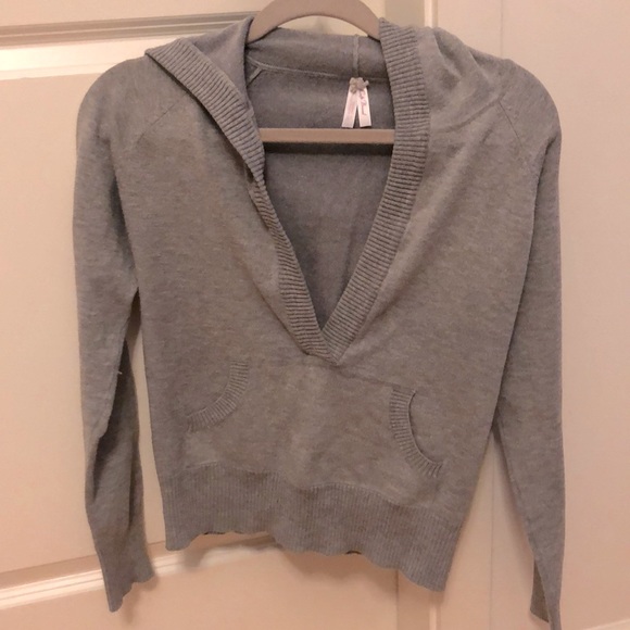 Sweater with hoodie - Picture 1 of 3